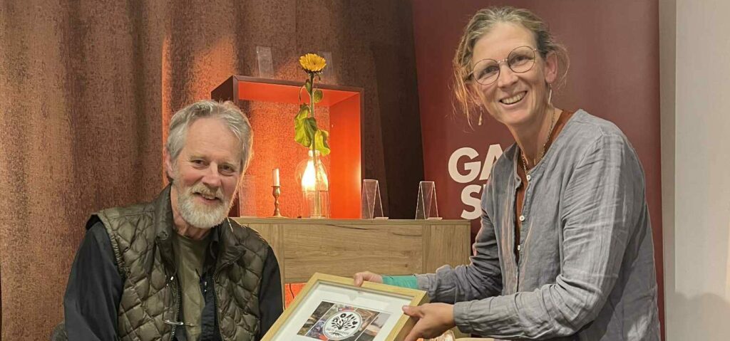 Ellen Nystedt, ordförande Skogens mångbruk, delar ut priset Åretst mångbruk till Ola Engelmark under Skogskonferensen 25 september 2025.