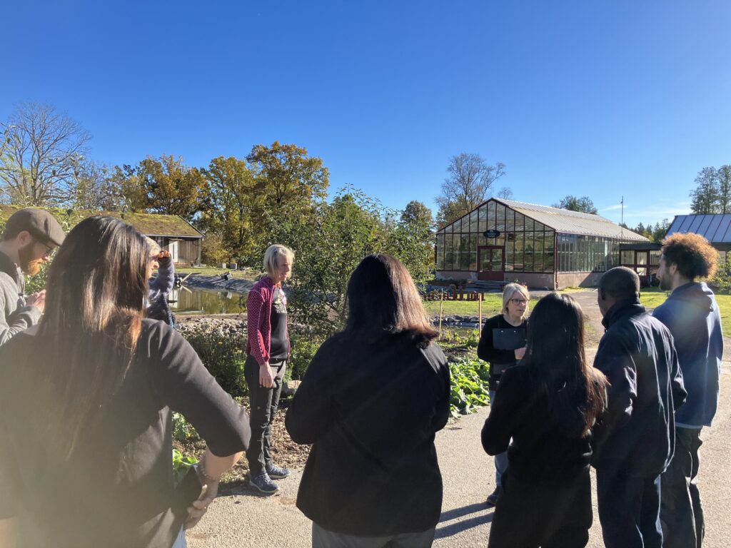 Malin Axelsson till vänster och Doro Elling till höger framför Forest garden och Framtidens orangeri.