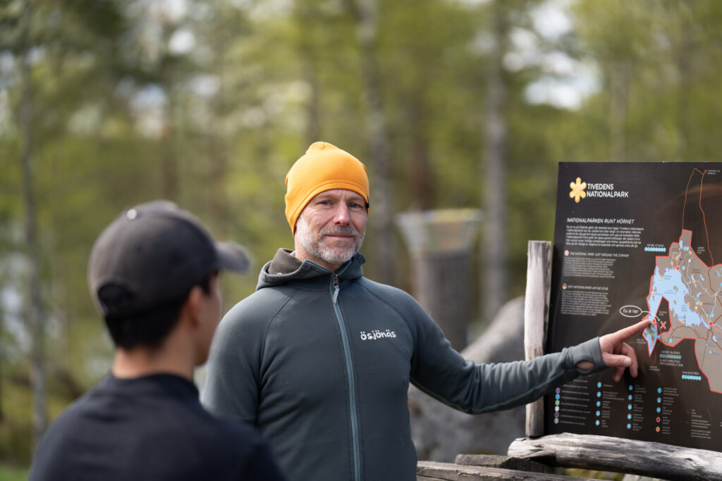 Klas pekar på en karta